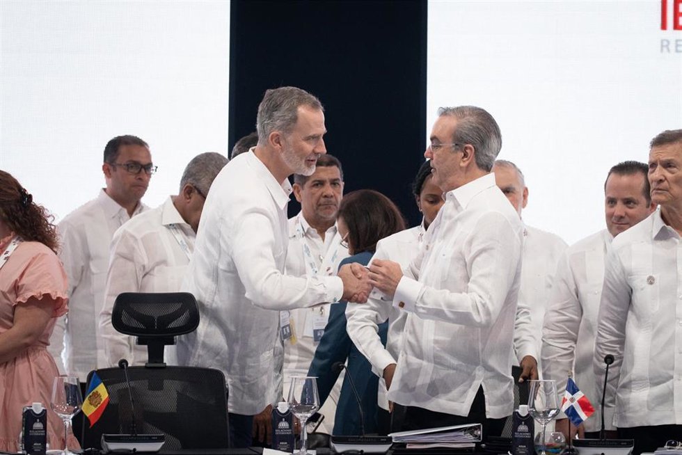 Archivo - El Rey de España Felipe VI (i) y el presidente de República Dominicana, Luis Abinader (d), se saludan al inicio de una sesión plenaria en la XXVIII Cumbre Iberoamericana de Jefes de Estado y de Gobierno, a 25 de marzo de 2023, en República Dom