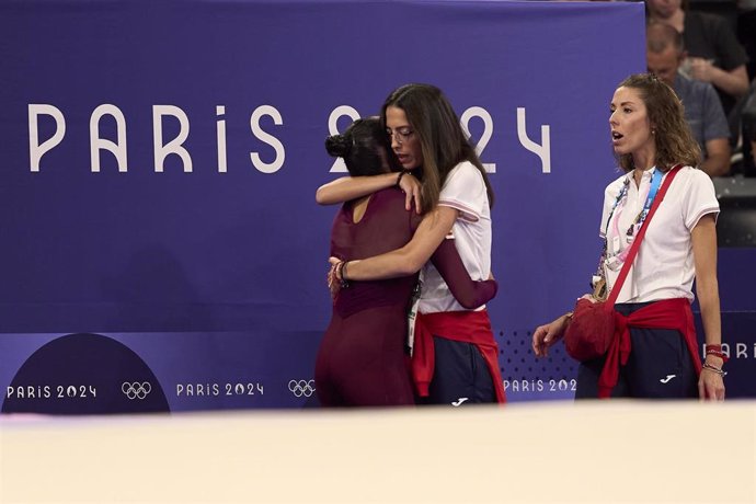 Alejandra Quereda consuela a Alba Bautista tras una de sus rutinas en Paris 2024