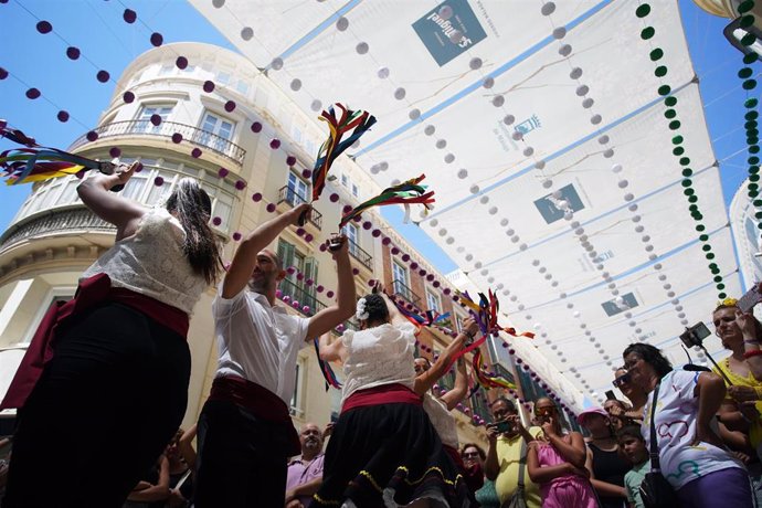 Archivo - Varias pandas de verdiales amenizan el día en la Feria de Málaga en una imagen de archivo 