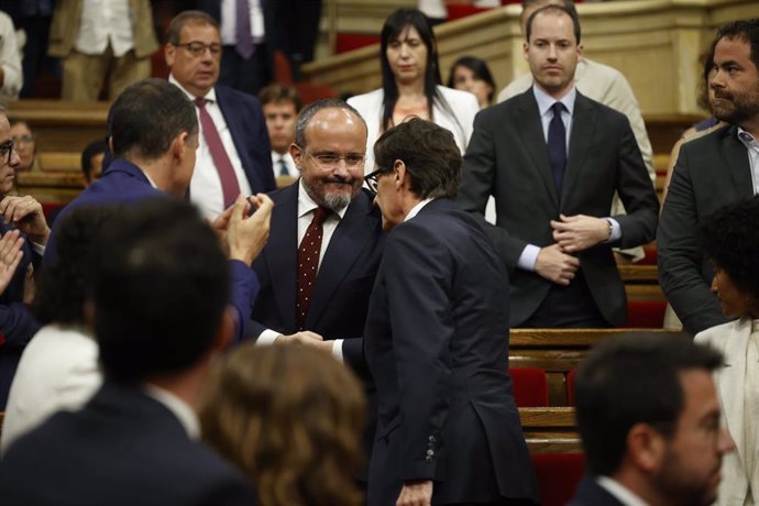  El presidente de la Generalitat, Salvador Illa (c), felicitado por el el líder del PP catalán, Alejandro Fernández, tras el pleno de investidura.