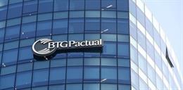 Archivo - Logo de BTG Pactual en un edificio