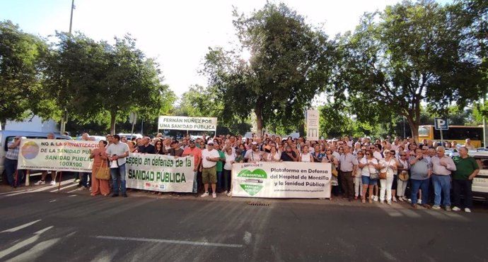 Concentrados ante la Delegación de Salud de la Junta para exigir la cobertura por médicos de las guardias de Urgencias en Espejo.