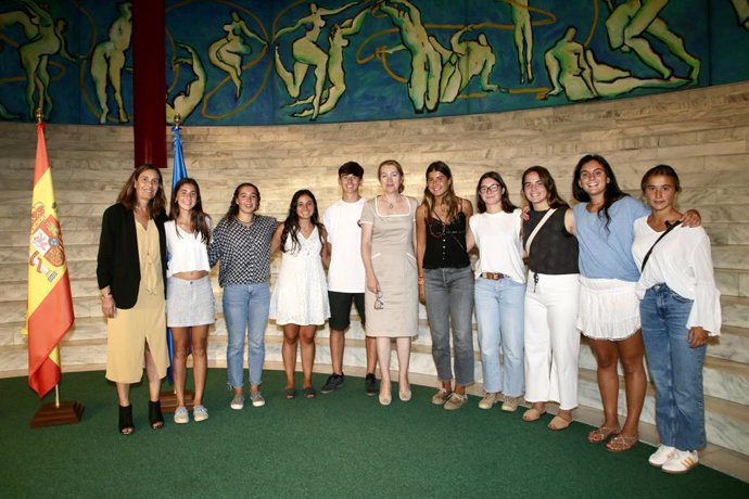 La consejera y la directora general de Deporte, Eva Guillermina Fernández y Susana Ruiz, reciben a representantes de la selección española de hockey hierba de las categorías sub-21, sub-18 y sub-16