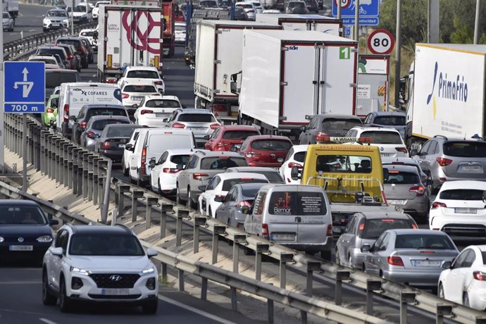 Archivo - Varios vehículos circulan por la Autovía del Mediterráneo 