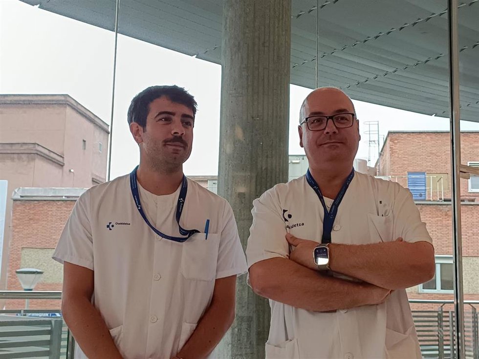 Goka Ojinaga, jefe del Servicio de Amnestesia y Reanimación del Hospital de Cruces, e Iker Castelo, médico adjunto, dan el parte del padre  e hijo de Getxo, heridos en un accidente en Tanzania, en el que fallecieron la madre y la hija