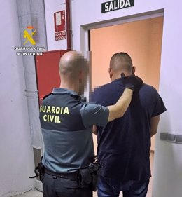 Imagen de un guardia civil con un detenido