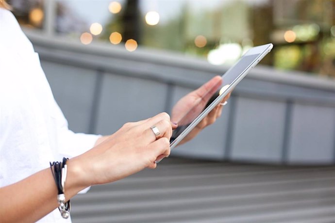 Archivo - Imagen de una mujer usando una 'tablet'