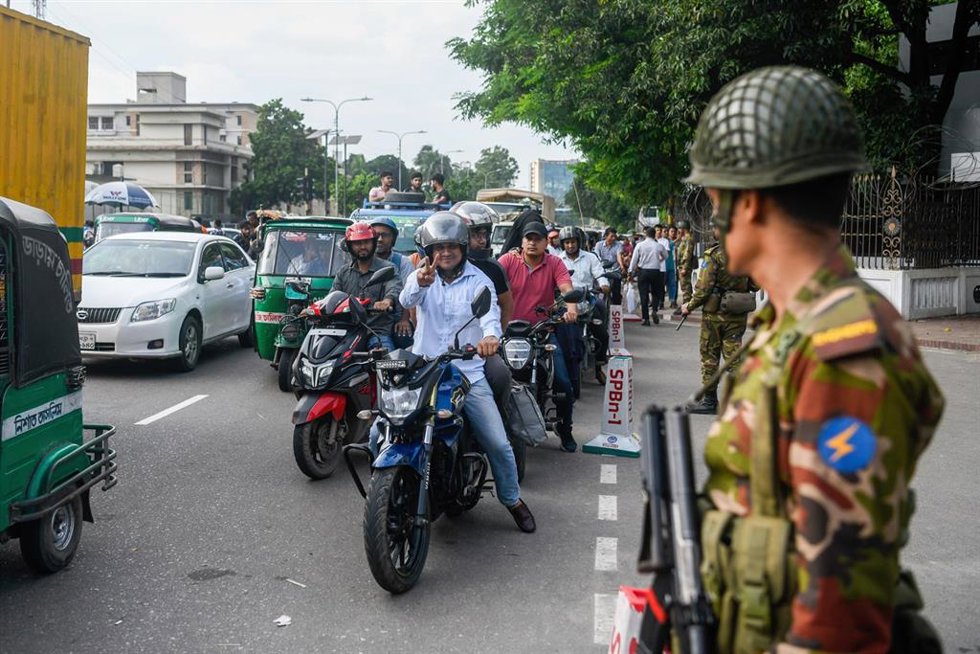 Imagen de archivo de un militar en una calle de Bangladesh.