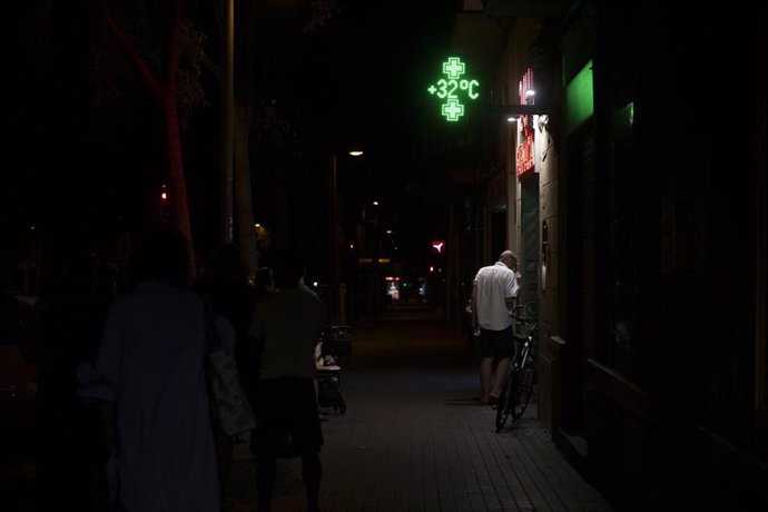 Un termómetro marca 32 grados centígrados en el Paseo Maragall de Barcelona (Catalunya, España)