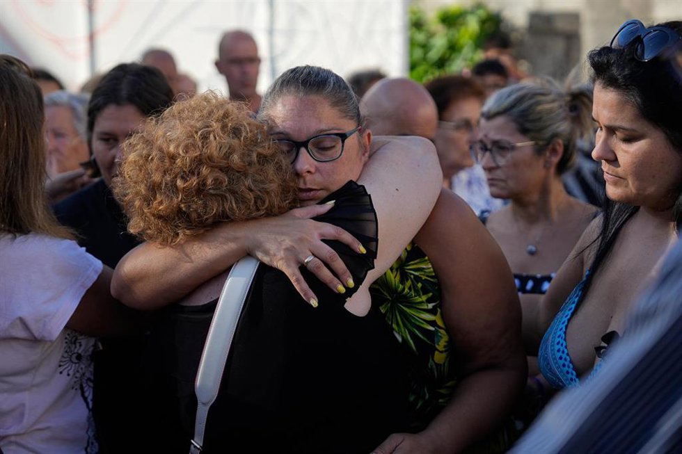 Familiares, vecinos y amigos de uno de los tripulantes fallecidos del Argos Georgia durante un minuto de silencio. 