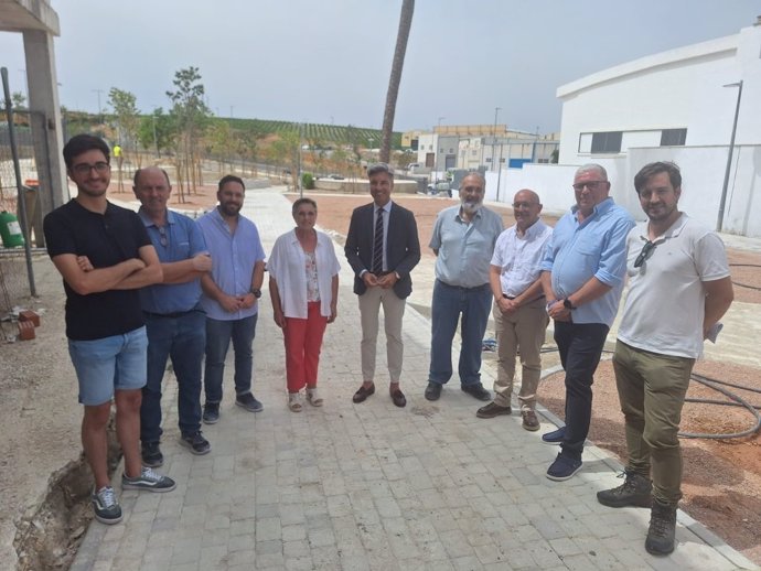 Lorite (centro), en su visita al Parque Huerta Zurera de Aguilar de la Frontera.