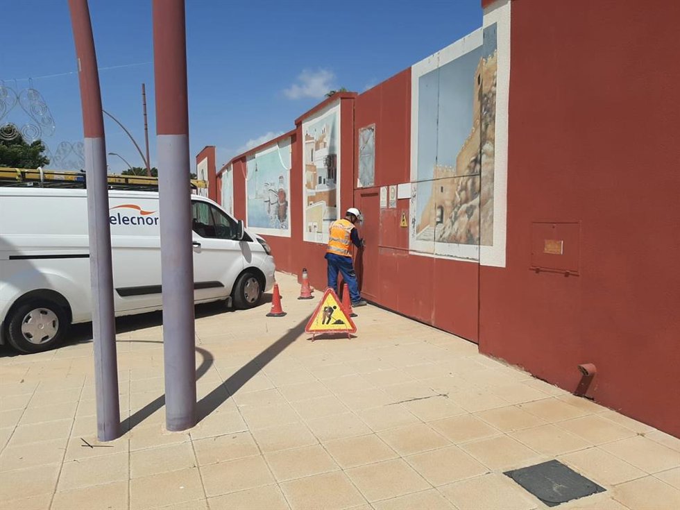 Imagen de los técnicos de la compañía revisando la subestación y el centro de transformación que están en el recinto ferial de Almería.