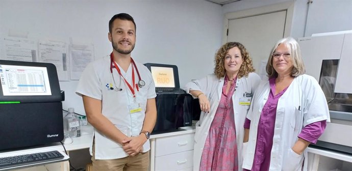 Néstor Baez, Felicitas Díaz-Flores y Antonia Pérez en sala secuenciadores de Genética del Hospital Universitario de Canarias