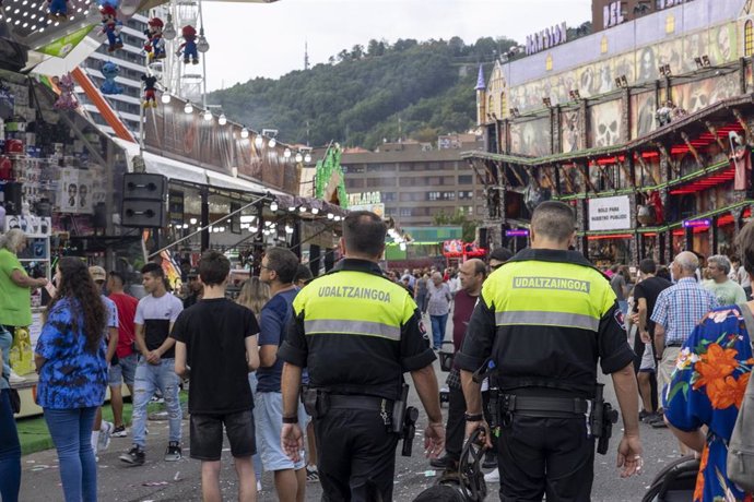 Archivo - Agentes de Policía Municipal de Bilbao en las barracas de Aste Nagusia