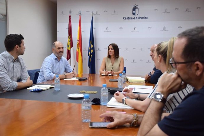 La directora general de Turismo, Comercio y Artesanía, Ana Isabel Fernández, se ha reunido con representantes del Ayuntamiento de Toledo y de la Asociación de Guías de Turismo de la región.