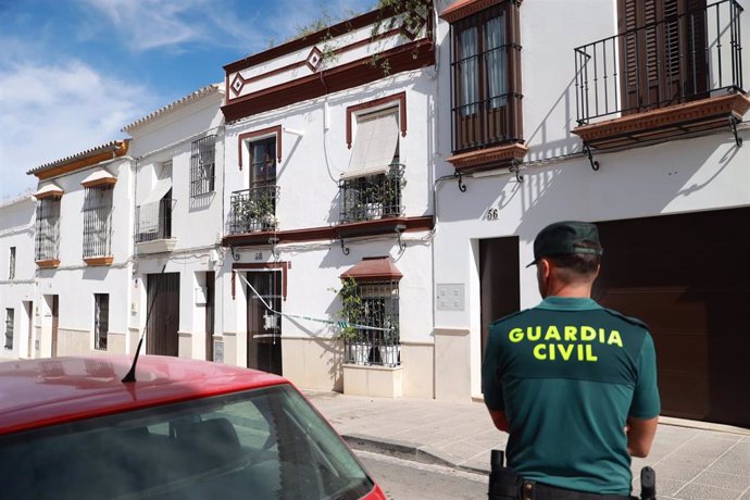 Archivo - Fachada de la vivienda en Osuna donde fueron cometidos los asesinatos