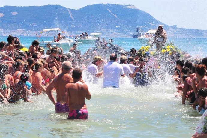 La imagen de la Virgen de la Palma, rescatada de las aguas para la romería marítima de Algeciras.