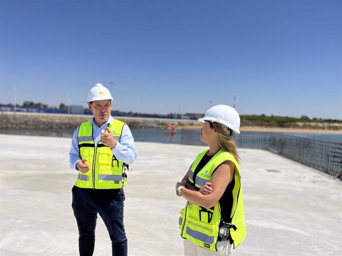 Visita del presidente del Puerto de Huelva, Alberto Santana, y la jefa del Departamento de Proyectos y Obras, Guadalupe Díaz, a las obras de la rampa ro-ro.