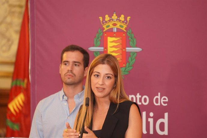 La concejala especial de Juventud, Carolina del Bosque, acompañada por el concejal de Personas Mayores, Familia y Servicios Sociales, Rodrigo Nieto.