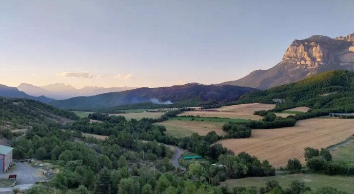 El término municipal de El Pueyo de Araguás resultó afectado, el pasado mes de julio, por un incendio forestal, al fondo.