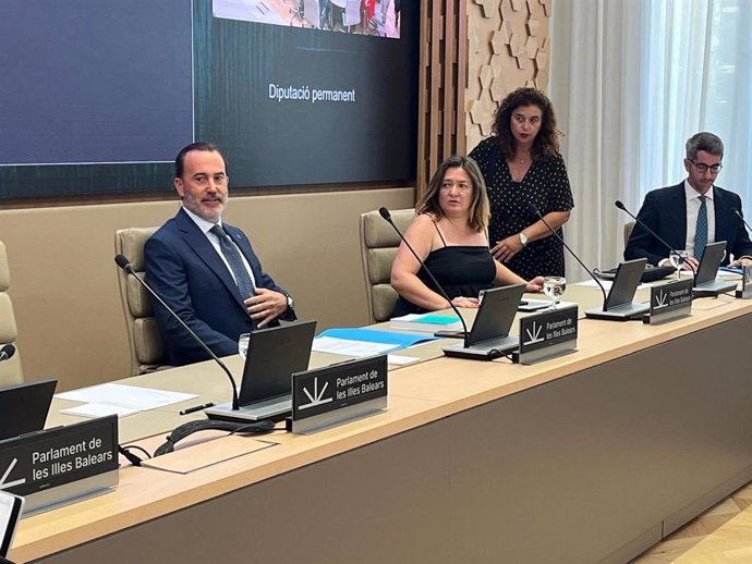 El presidente del Parlament, Gabriel Le Senne, junto a las representantes socialistas de la Mesa, Mercedes Garrido y Pilar Costa, al inicio de la sesión de la Diputación Permanente.