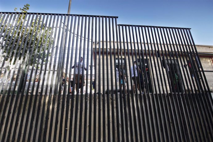 Imagen de archivo del 6 de agosto de este año, cuando se produjo una de las salidas de migrantes del Centro de Estancia Temporal de Inmigrantes (CETI) de Ceuta