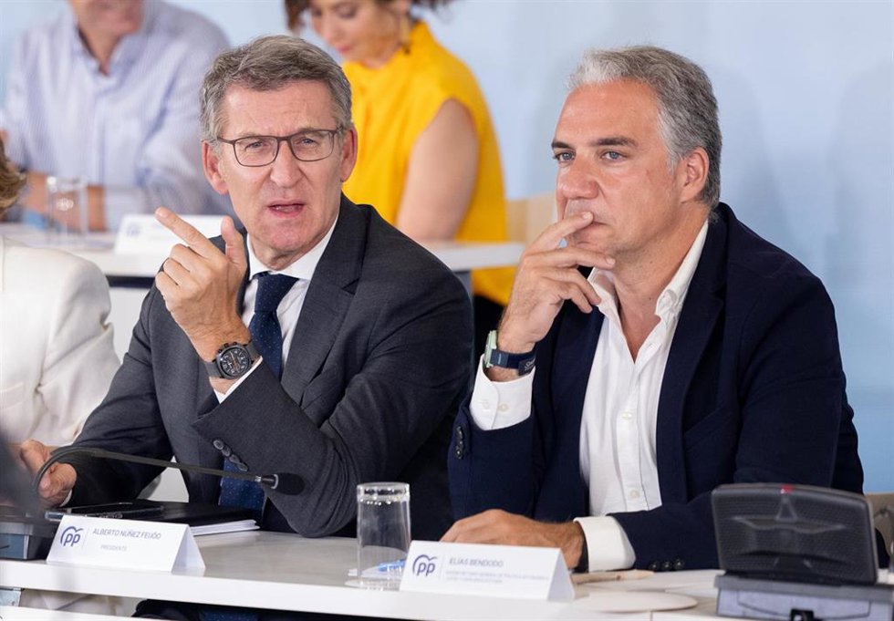El líder del PP, Alberto Núñez Feijóo (i) y el vicesecretario de Coordinación Autonómica y Local del PP, Elías Bendodo (d), durante la Junta Directiva Nacional del Partido Popular, en el Hotel NH Collection Eurobuilding, a 22 de julio de 2024, en Madrid