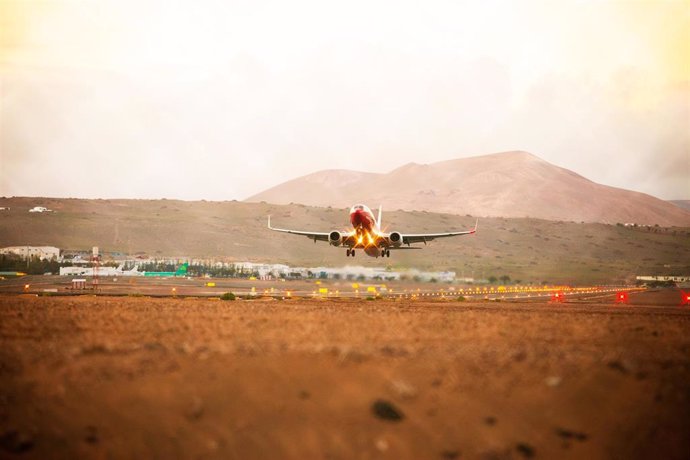 Archivo - Avión despegando de un aeropuerto de Canarias