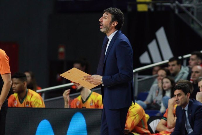 Archivo - Alex Mumbrú durante un partido como entrenador del Valencia Basket