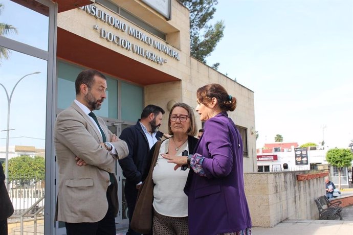 La alcaldesa de Espartinas con Regina Serrano en el consultorio médico