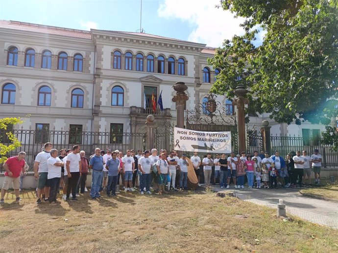 Una treintena de trabajadores y familiares de la Cofradía de Pescadores Cabo de Cruz, colectivo de a flote, se han concentrado este miércoles ante la Consellería do Mar para denunciar un trato "discriminatorio" por parte de la Administración.