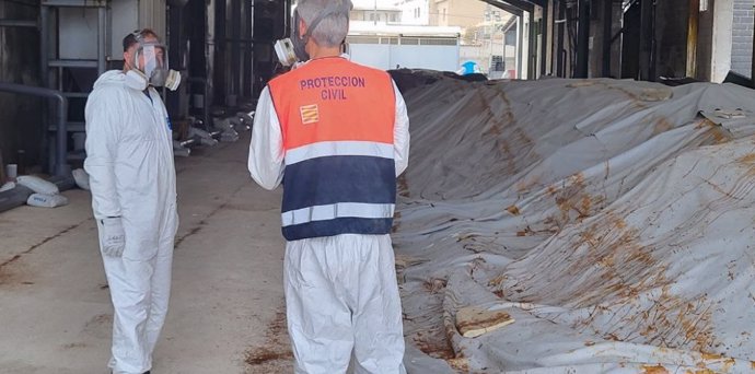 El jefe de servicio de Protección Civil del Gobierno de Aragón, Jorge Crespo, de espaldas, en el interior de las instalaciones Productos QP.