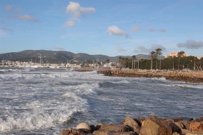 Archivo - Fuerte oleaje causado por el viento.