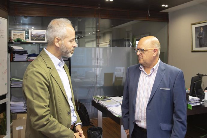 El Consejero De Educación, FP Y Universidades, Sergio Silva, Se Reúne Con Ángel Cuadrado, Presidente Del Museo De La Real Fábrica De Artillería De La Cavada.