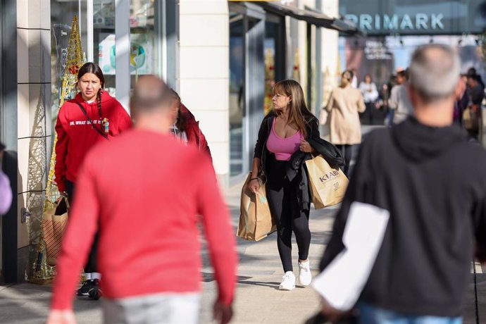 Archivo - Varias personas de compras en un centro comercial de Palma.