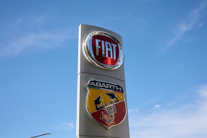 Archivo - Logotipos de la marca Fiat y Abarth (subsidiaria de Fiat) en un concesionario de coches, a 18 de agosto de 2023, en Madrid (España). 