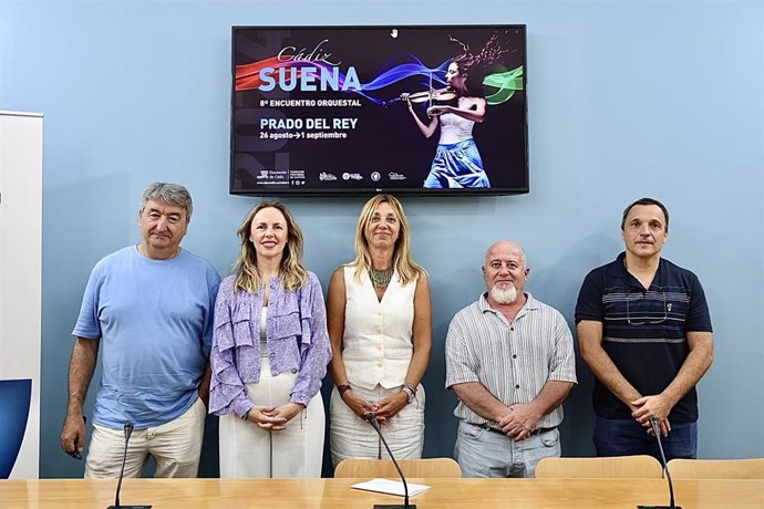 La diputada provincial de Cultura, Vanesa Beltrán, junto al director de orquesta, José Ramón Hernández Bellido, el profesor Francisco Lobo, y otros responsables municipales en la presentanción del Encuentro Orquestal 'Cádiz Suena'.