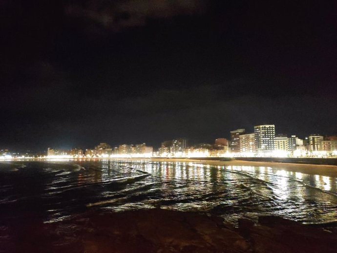 Archivo - Playa de San Lorenzo, en Gijón