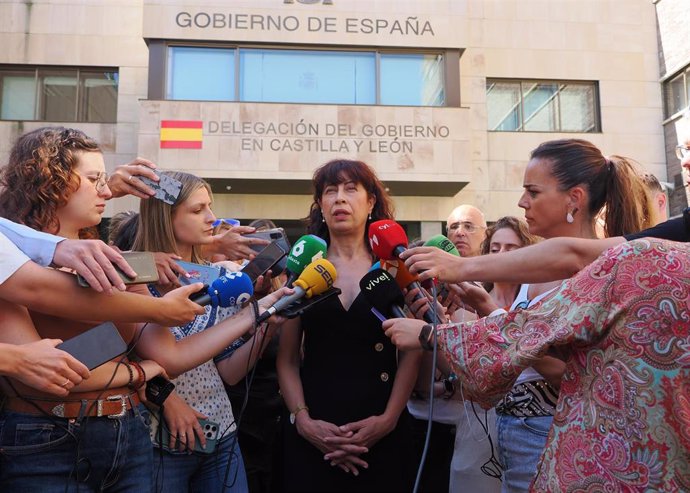 La ministra de Igualdad, Ana Redondo, atiende a medios tras un minuto de silencio por la última víctima de violencia de género, en la Delegación del Gobierno de Castilla y León, en Valladolid.