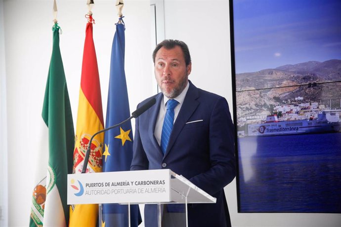 El ministro de Transporte y Movilidad Sostenible, Óscar Puente, atiende a los medios de comunicación tras la visita a la Autoridad Portuaria de Almería.