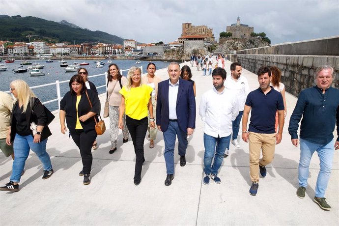 El consejero de Fomento, Roberto Media, inaugura la segunda fase del proyecto de acondicionamiento del dique norte del puerto de Castro Urdiales