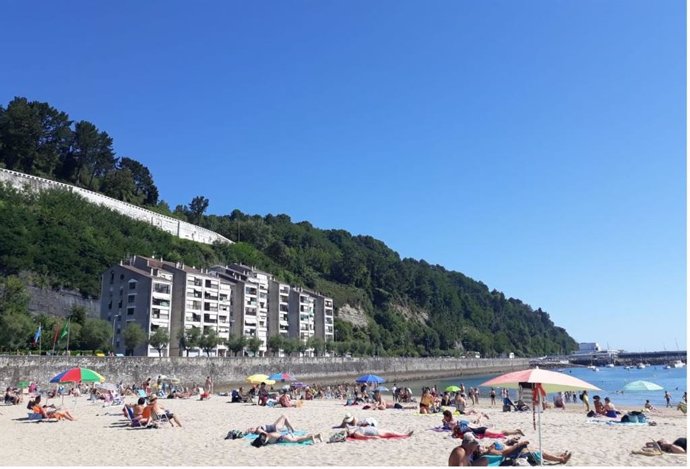 Archivo - Bañistas en la playa de Hondarribia (Gipuzkoa)