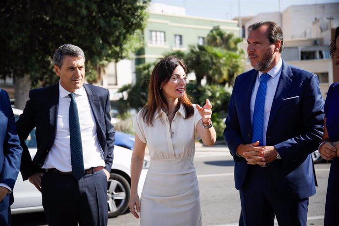 El ministro de Transporte y Movilidad Sostenible, Óscar Puente, junto a la presidenta de la Autoridad Portuaria, Rosario Soto, durante la visita a la Autoridad Portuaria de Almería. 