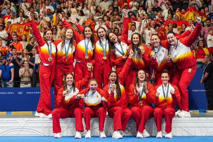 Las jugadoras de la selección femenina de waterpolo celebra su medalla de oro en los Juegos Olímpicos de París