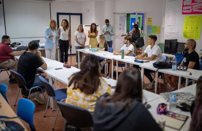 Archivo - Visita a una de las aulas de formadores turísticos.