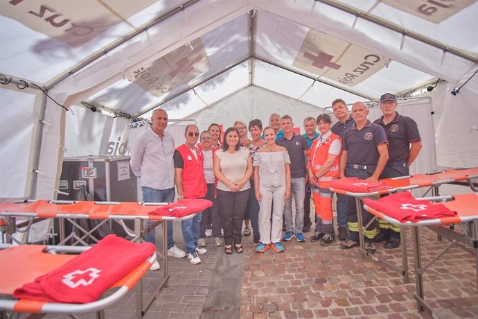 La presidenta del Cabildo de Tenerife, Rosa Dávila, y la alcaldesa de Candelaria, Mari Brito, visitan el hospital de campaña instalado con motivo de la festividad de la Virgen de Candelaria