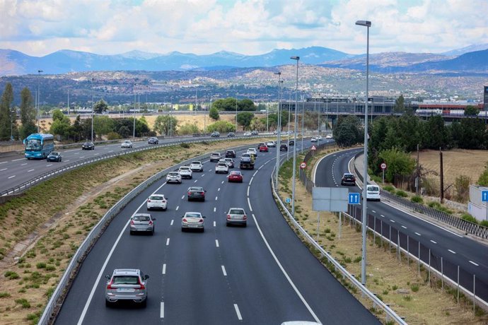 Varios coches circulan por la A6, con motivo de la operación salida del puente de agosto, en la A6.