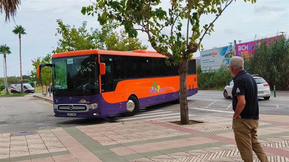 Autobús que ha trasladado a los menores del campamento de la Victria.