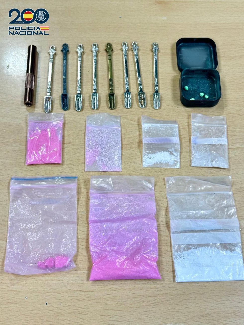 Droga y efectos intervenidos al detenido.