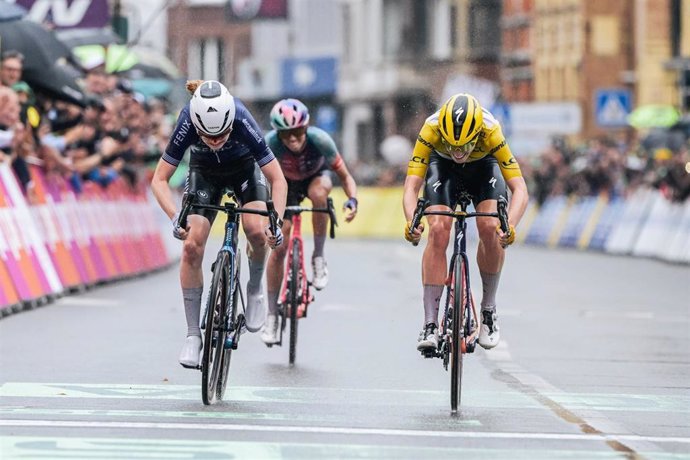 Puck Pieterse y Demi Vollering esprintan por la victoria en la cuarta etapa del Tour de Francia 2024